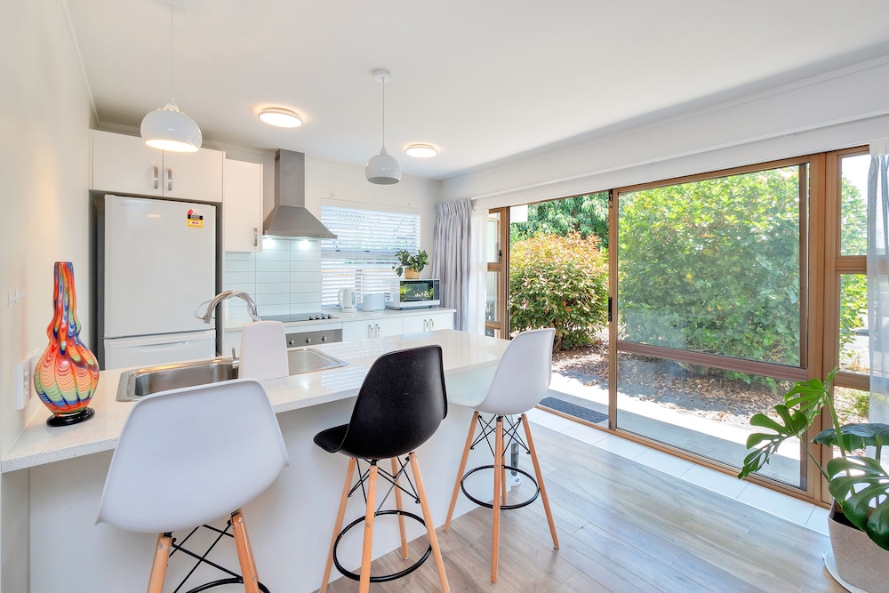 Bright 3 Bedroom near St Lukes Mall 3 view 2