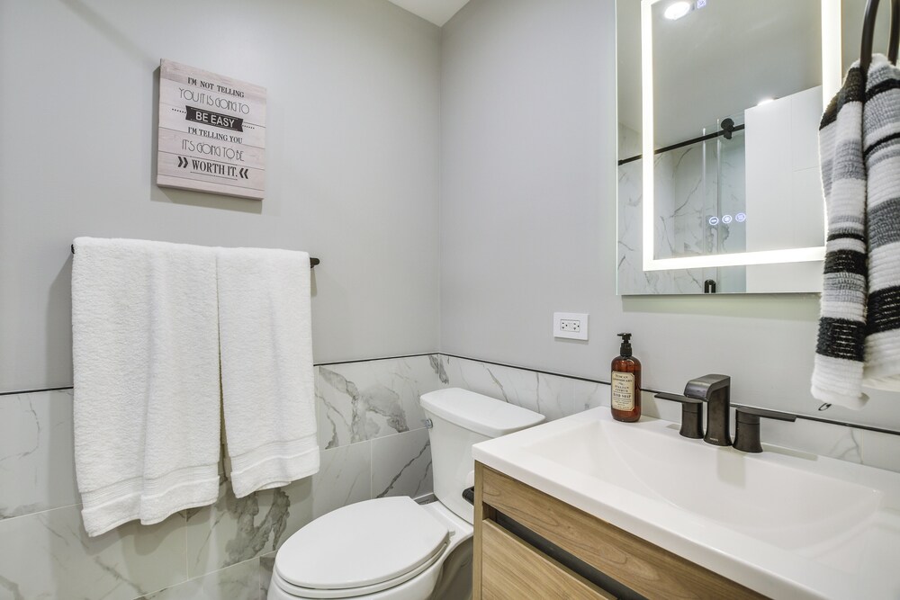 Stylish Chicago Retreat: Walk to Loyola University