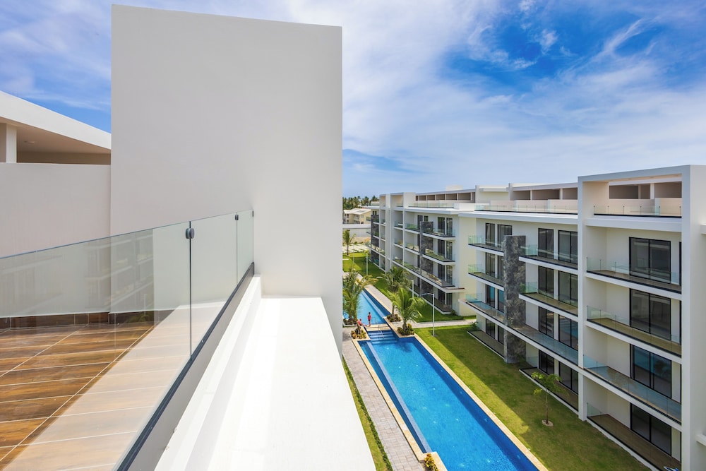 Tropical 2BR Retreat - Terrace, BBQ and Pool