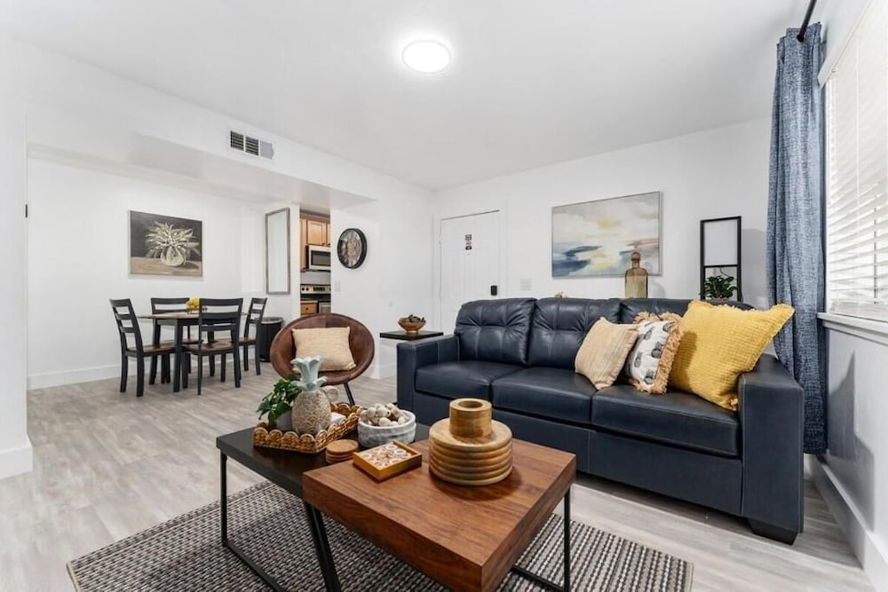 Cozy Modern Apartment - Near Shands & VA