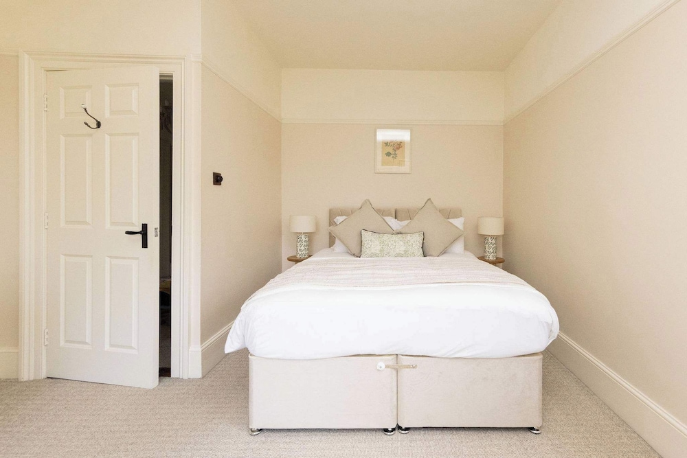 Victorian House Sleeps 14 Pool and Gardens