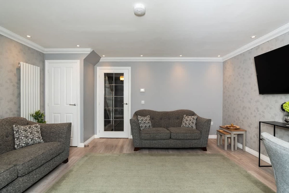3 Bedroom House-private Parking