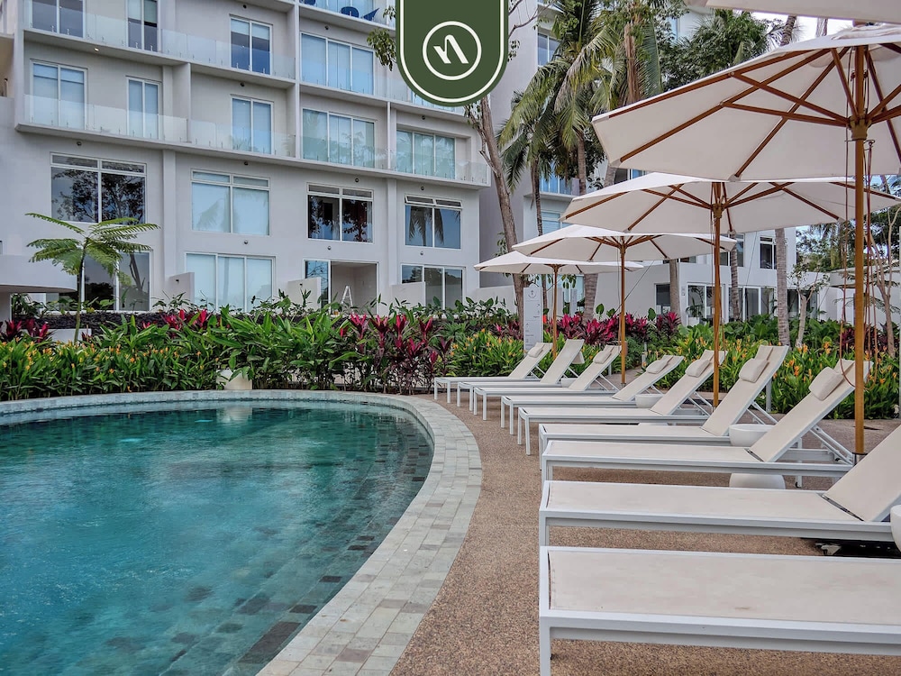 Luxury 2 BR Condo Near Beaches - Pools - Gym