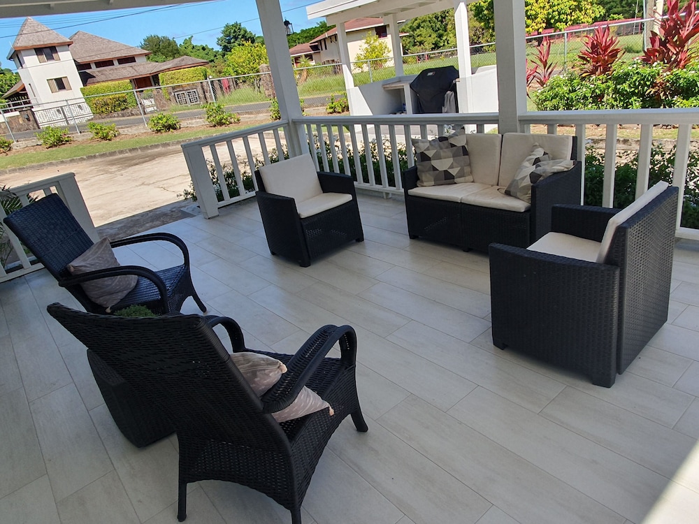 The Lane @ Rodney Bay - Newly renovated & tastefully furnished 3 bedroom house 1 Home by RedAwning view 3
