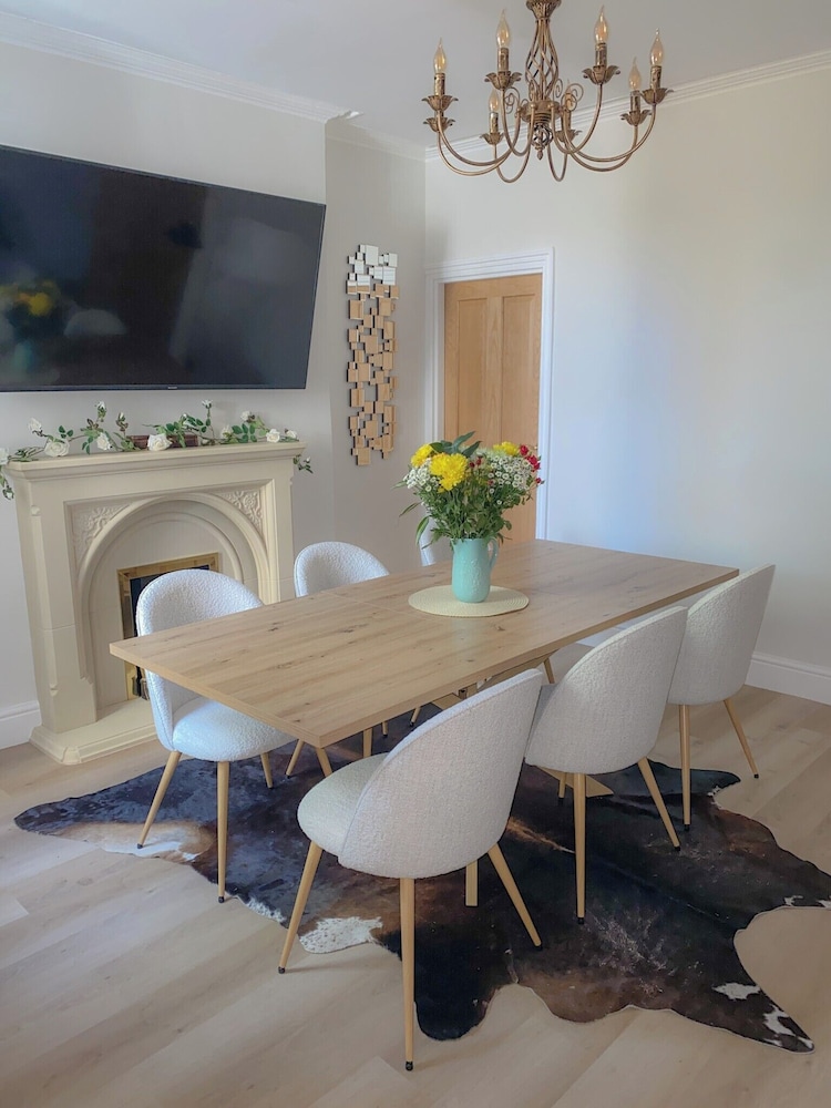 Luxury Townhouse Retreat in Kendal w/ Free Parking