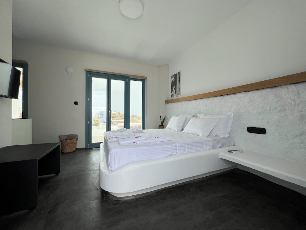 Thronos Suites