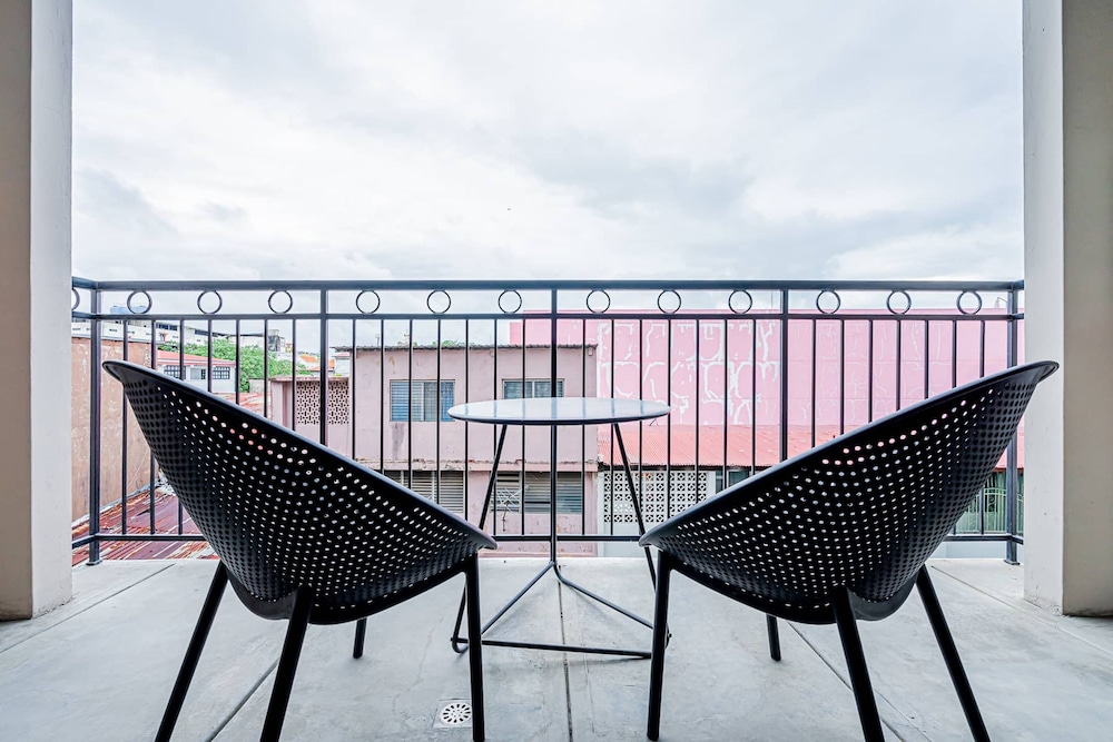 w Comfy 1BR w Perfect Balcony in Casco View