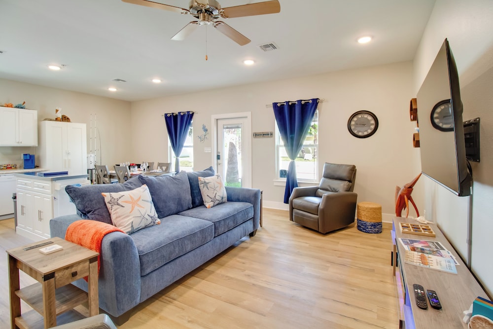 4 Mi to Rockport Beach Park: Home w/ Resort Perks