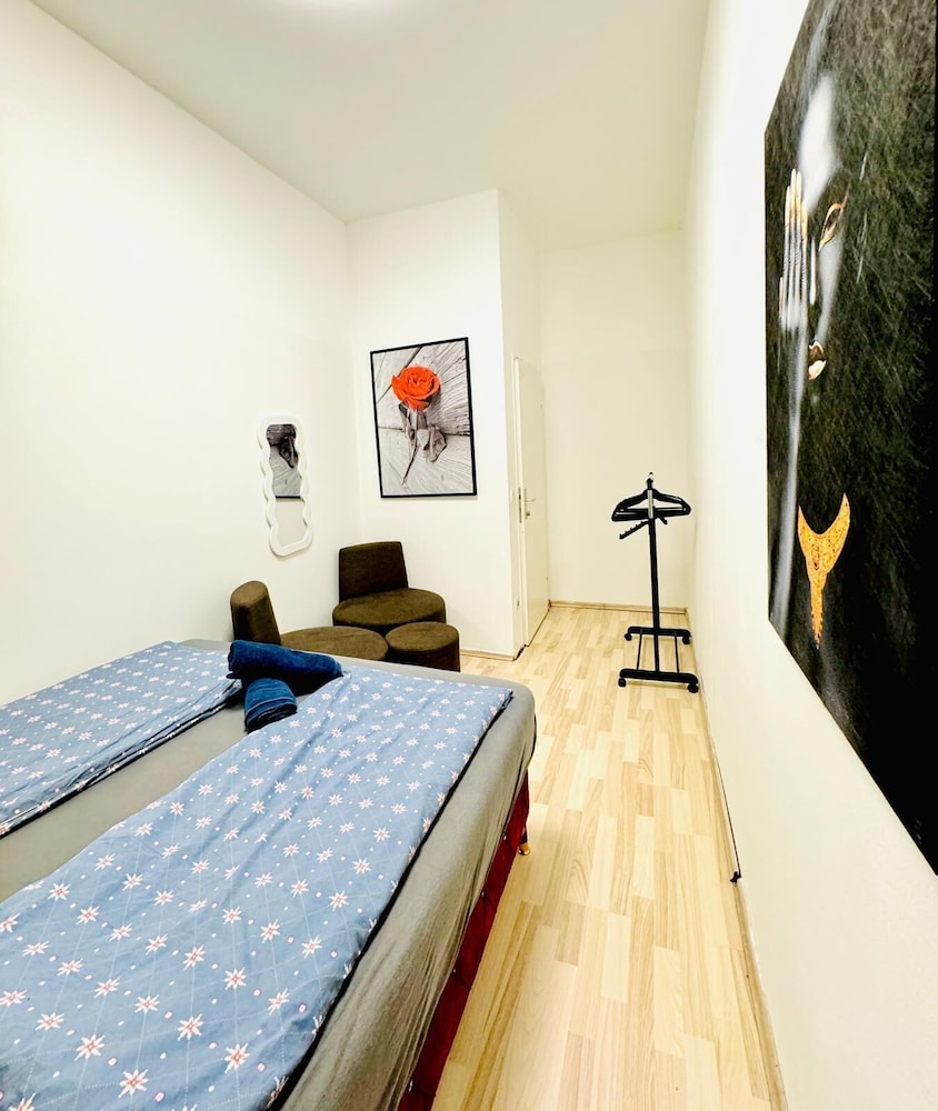 4BR Apartment for 8 Near FAC Platz