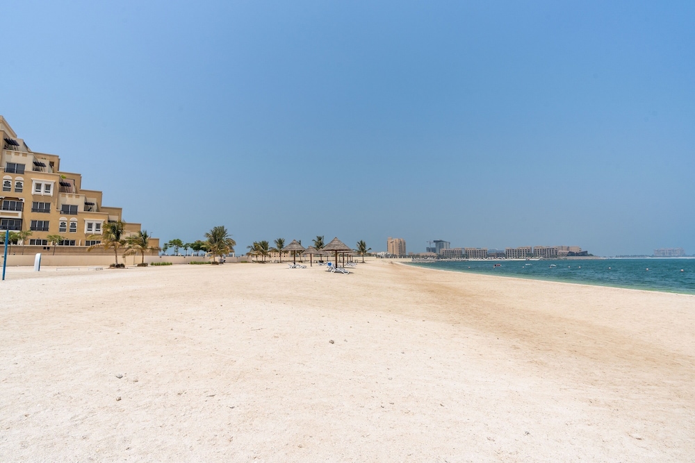 Amazing Stay With Beach Access & Balcony -rak