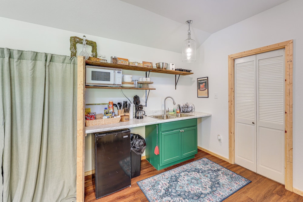 5 Mi to Lake Ouachita: Peaceful Cabin Retreat