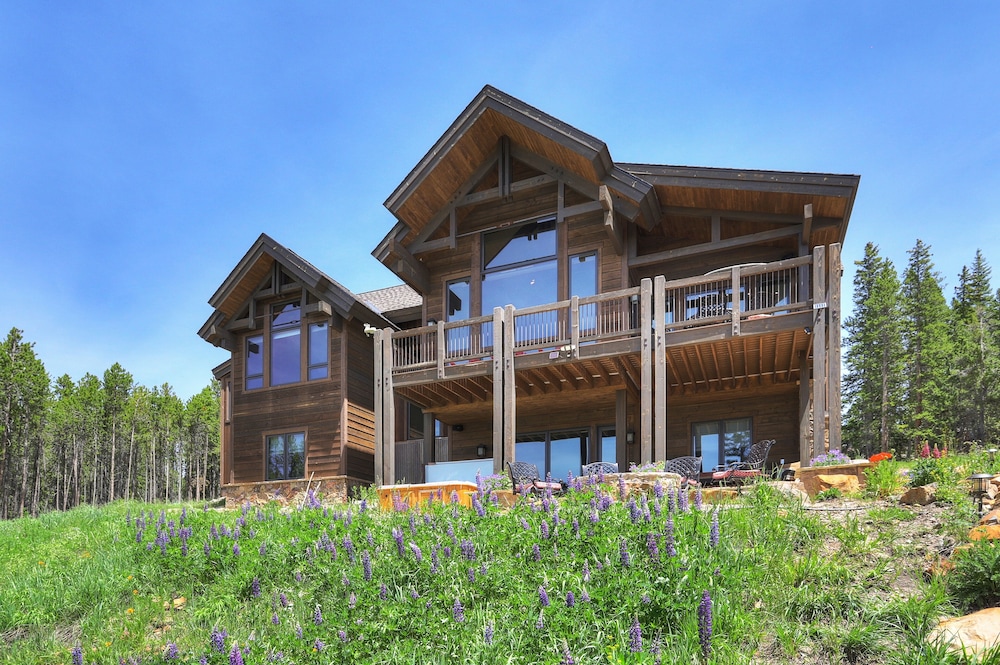 Three Sisters Lookout 5 Bedroom Home