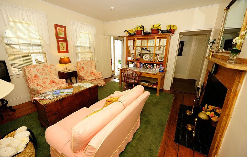 Languedoc Inn & 3 Hussey St Guest House
