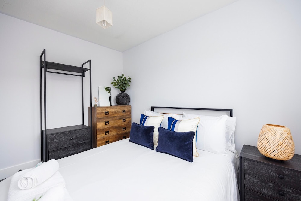 Stylish 3-bed Home in East London Free Parking