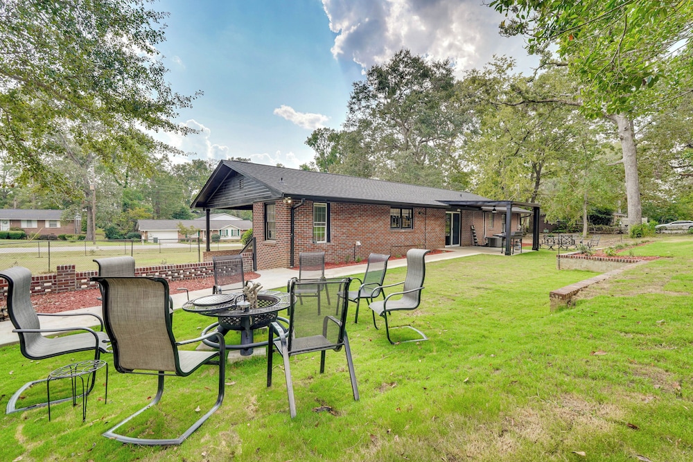 Group Getaway w/ Fenced Yard & Pool Table in Wrens
