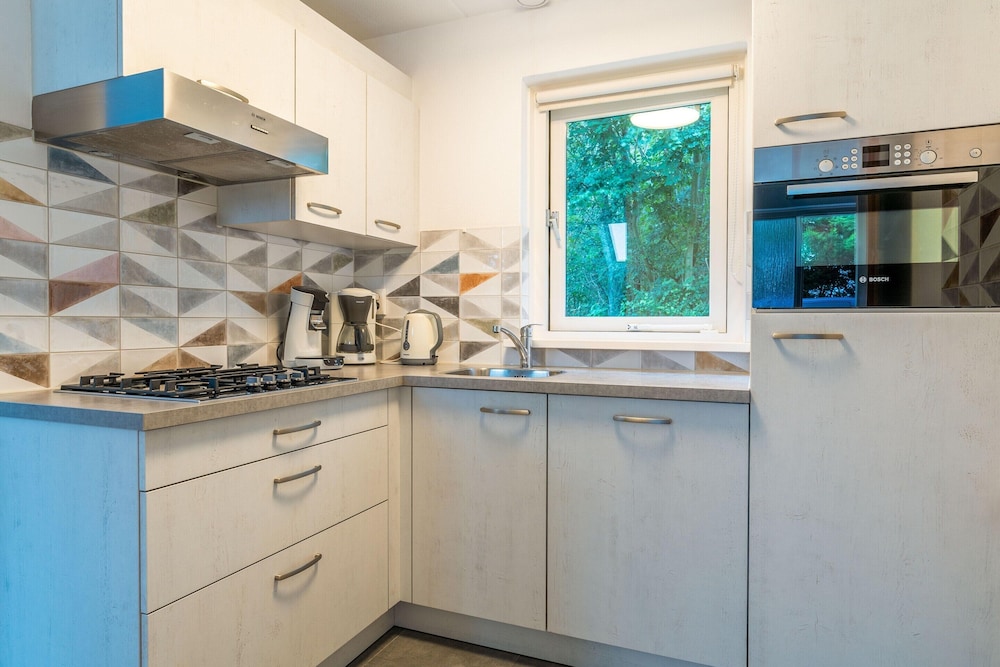 Tastefully and Modernly Furnished 5-person Bungalow