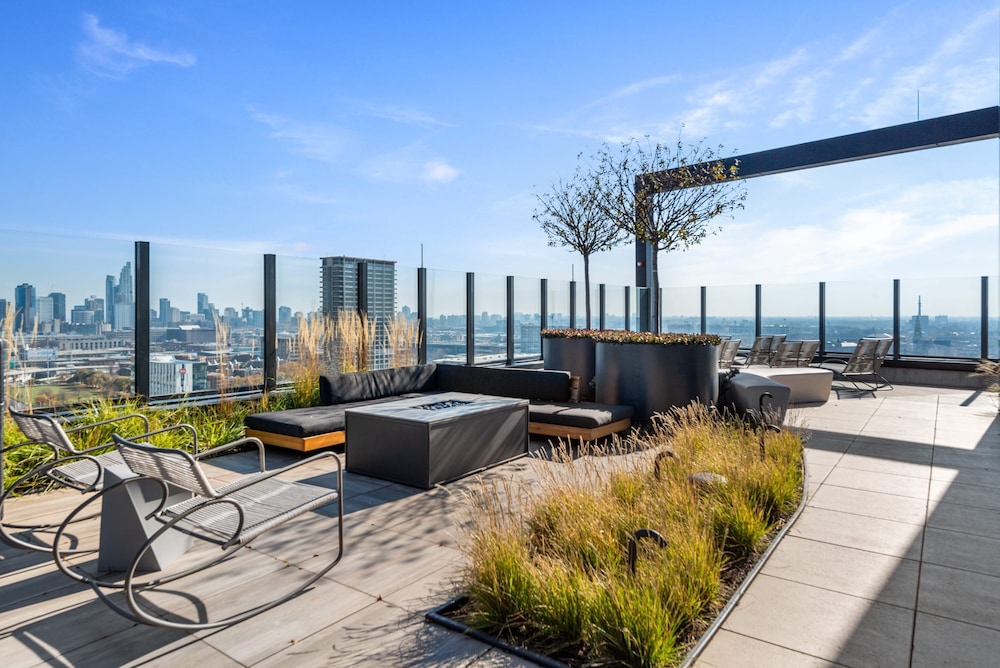 West Loop Oasis Walk to Dining Private Balcony