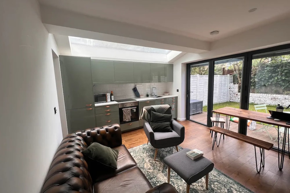 Contemporary 1 Bedroom Apartment in Peckham With Garden