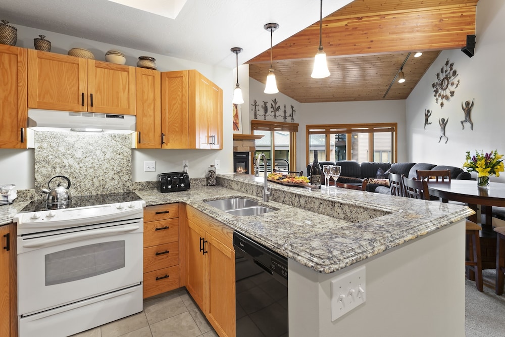 Courchevel at Deer Valley Resort - Two Bedroom Condo #C101 2 Condo