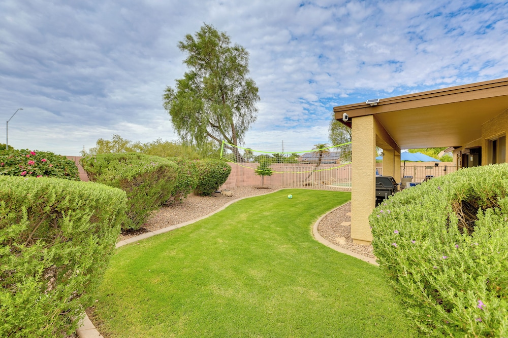 Spacious & Fenced Yard: Relaxing Home in Surprise