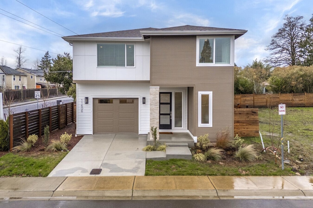 Brand New 5BR Home Fenced Yard Ample Parking