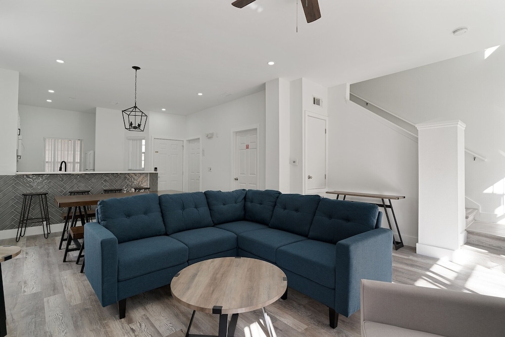 Newly Renovated Contemporary Home Near Disney! 3 Bedroom Home by Redawning - Image 2