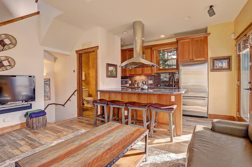 Mountain Ridge  2 Bedroom Townhouse by RedAwning