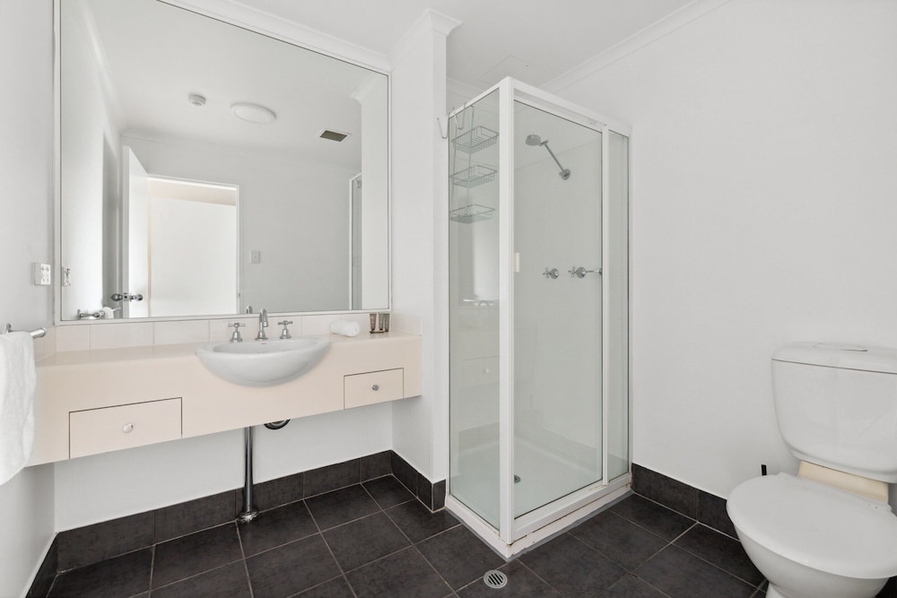 Stylish 2-bed Camperdown Apartment With Balcony