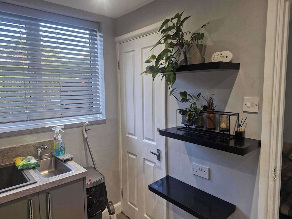 Sleeps 5 - Free Parking - Near Airport & City