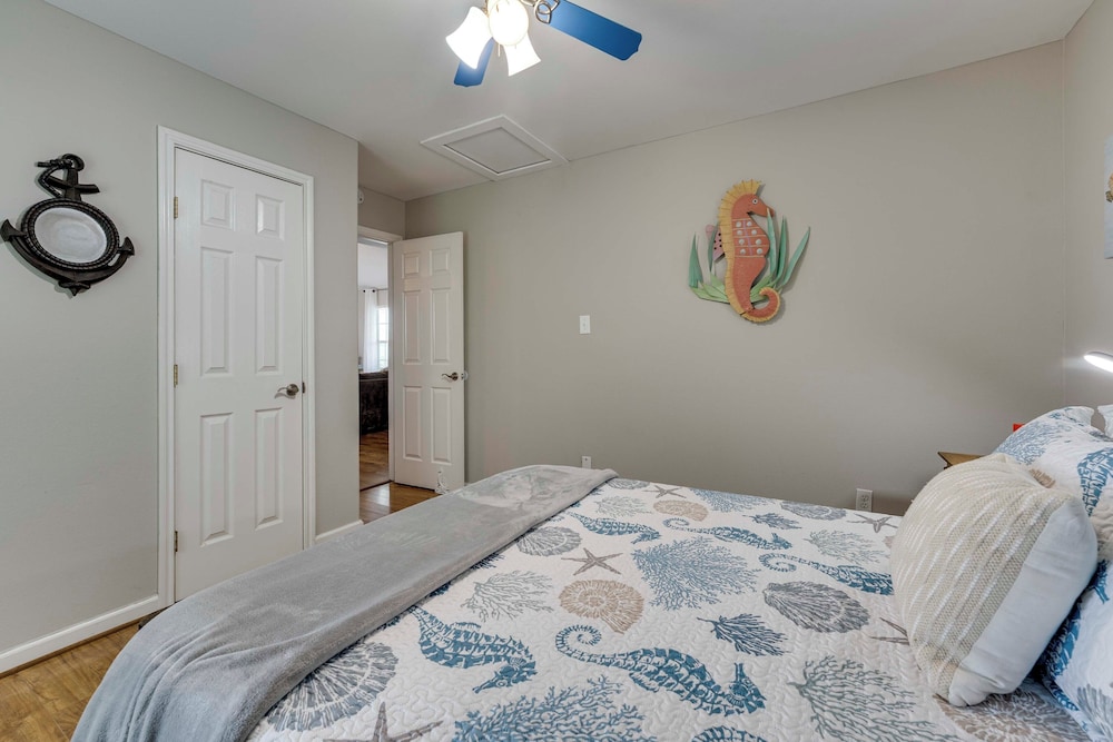 Fish & Boat: Home w/ Spacious Yard in Seadrift
