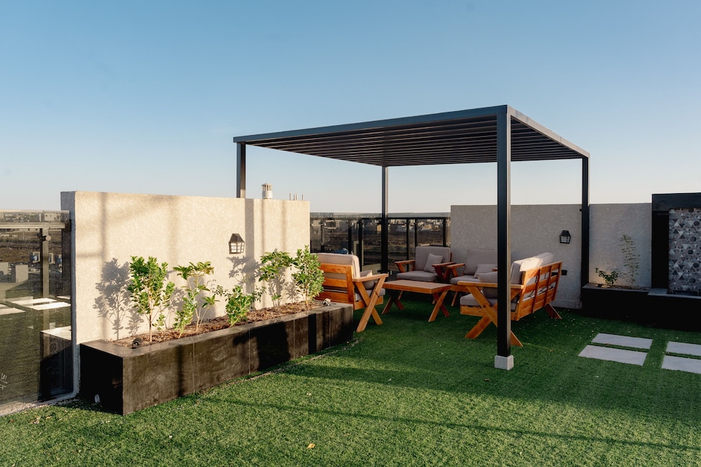 Modern Studio & Shared Garden in Prime Location