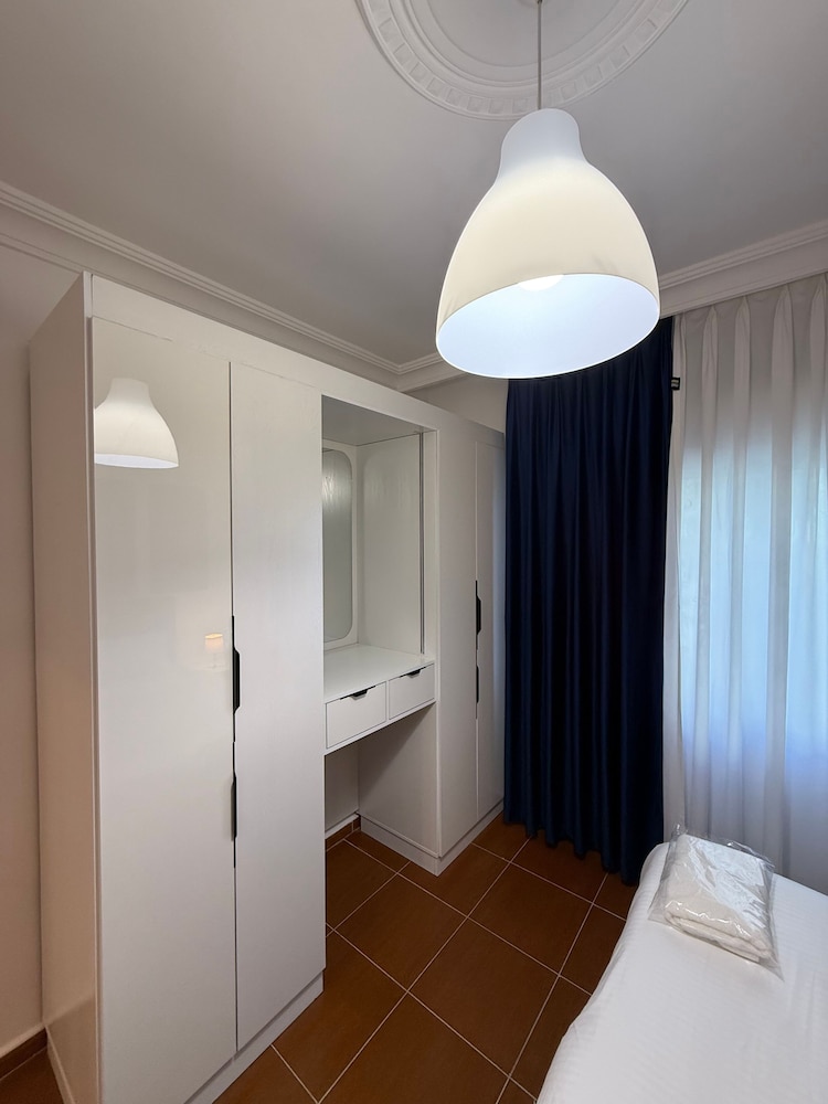 3bedroom Aprt of 200sqm Near Movenpick Hotel Amman