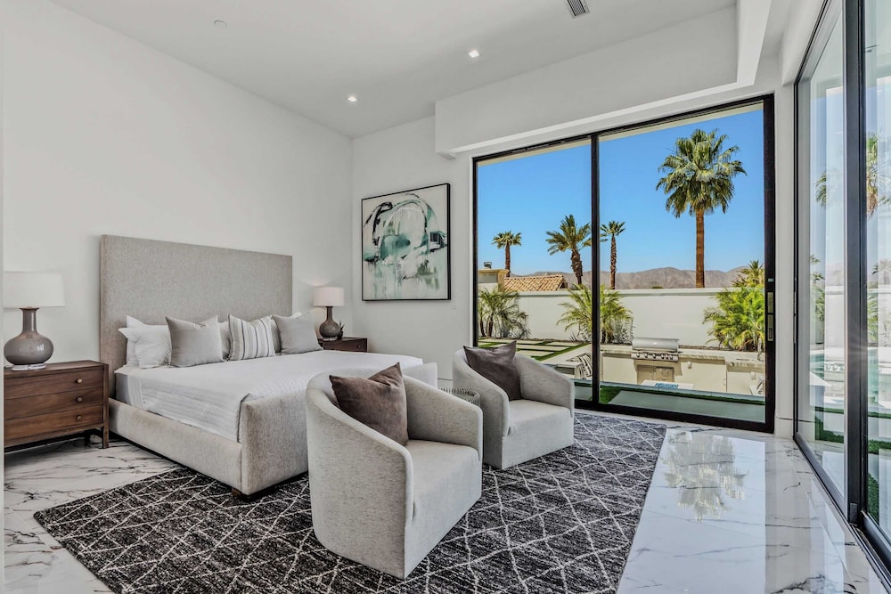 Sleeps 31 2 Luxury Villas w/ Pool + Spa, Putting Green Bravo by Avantstay