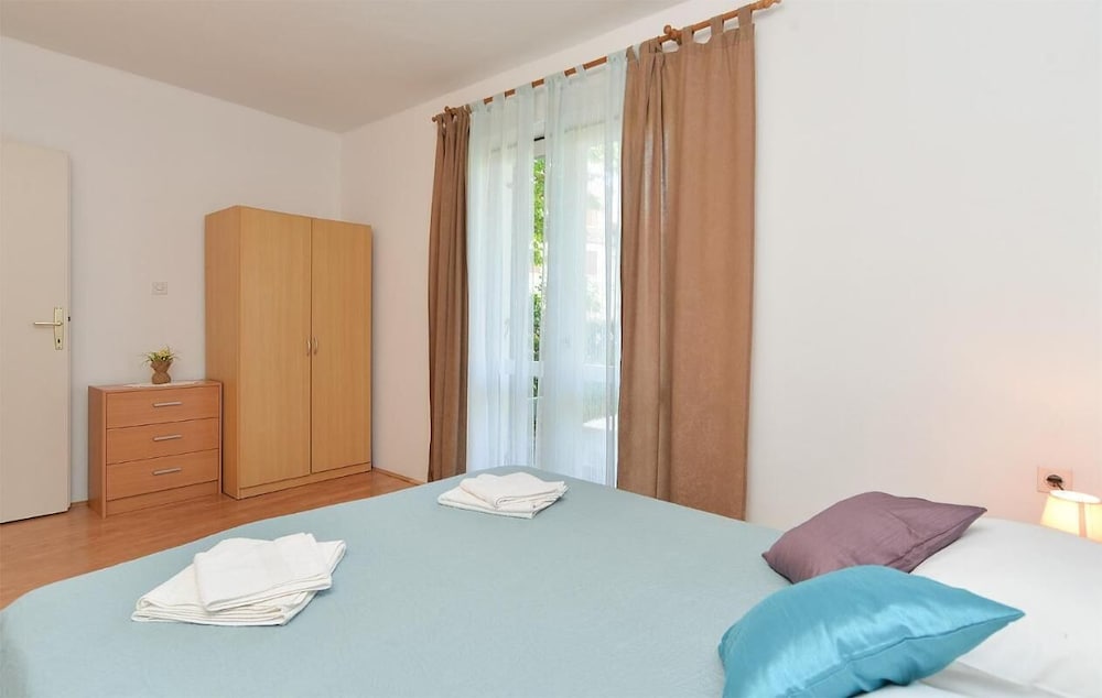 Spacious Apartment With Garden