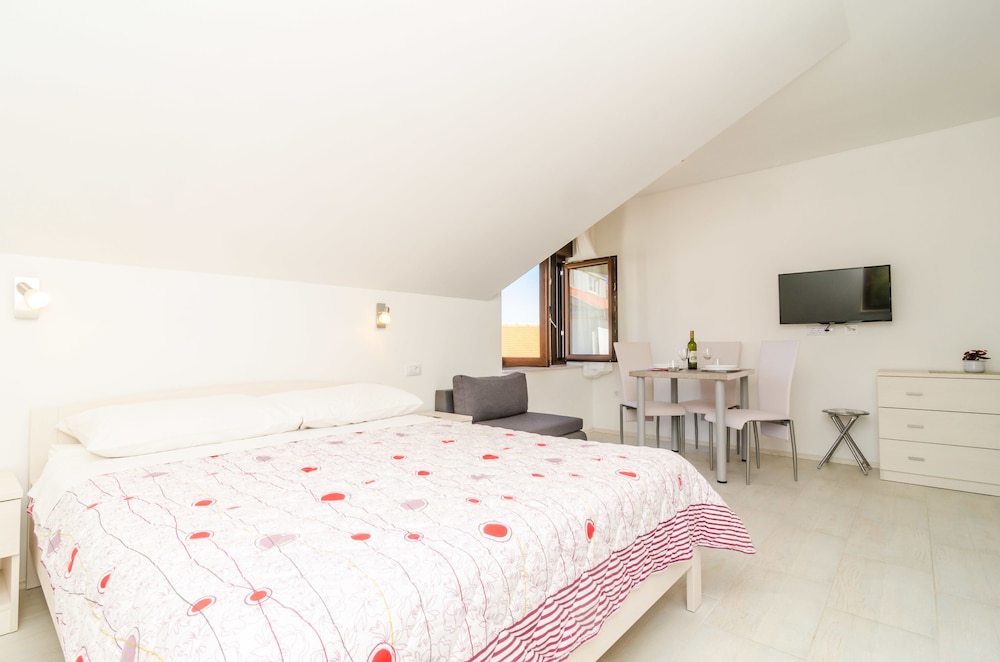Cina Apartments
