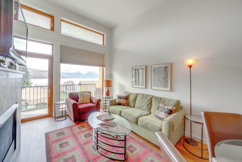 Walk to Lake Chelan: Top-level Waterfront Condo