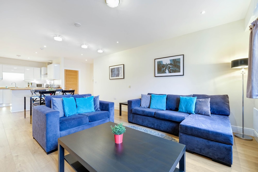 Luxury 3 Bedroom Apartment with Parking