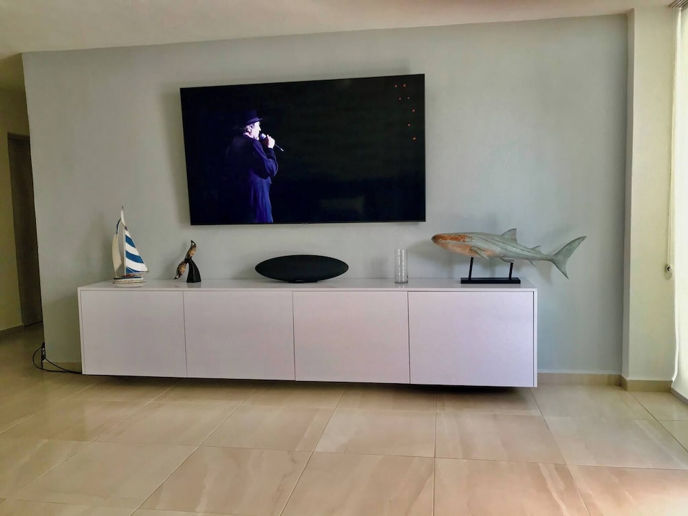 Beautiful Apartment With Pool, gym and Beach Just 80 Meters Walk, Fully Equipped