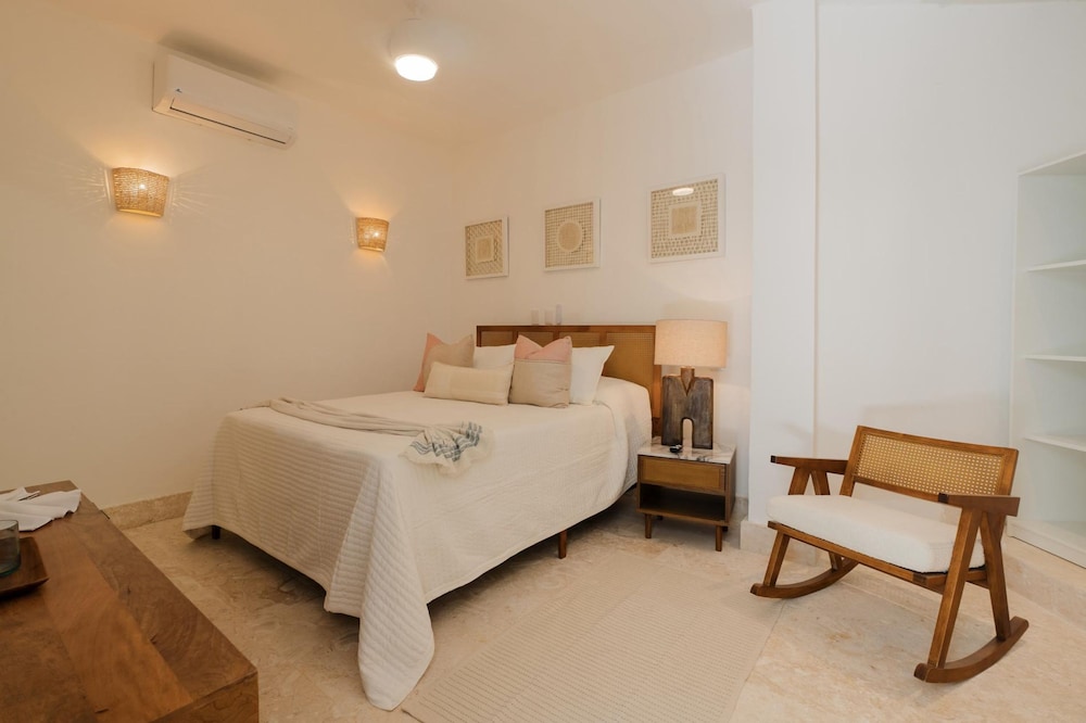 Modern 6 BDR Golf Front Villa in Luxury Beach Resort w Pool and Heated Jacuzziz