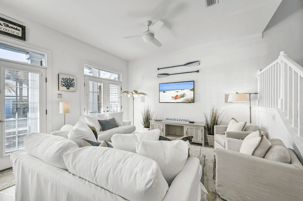All Decked Out by Avantstay Pool & Private Beach Access, Bikes Provided