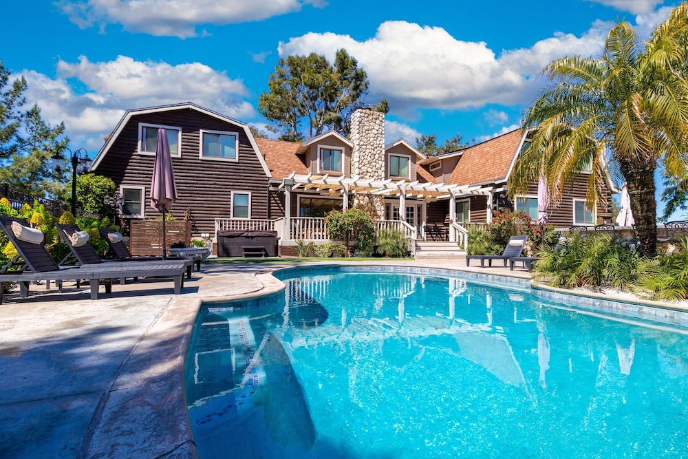 Chateau Syrah by Avantstay Picturesque Estate w Pool Hot Tub Pool Table Table Tennis New Pickleball Court Basketball Hoop
