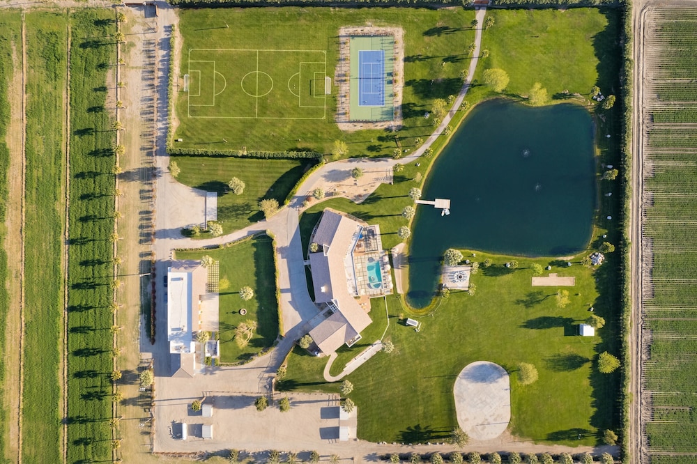 Buena Vista by Avantstay Massive Outdoor Oasis w/ Pool, Spa Firepit! - Property Image 21