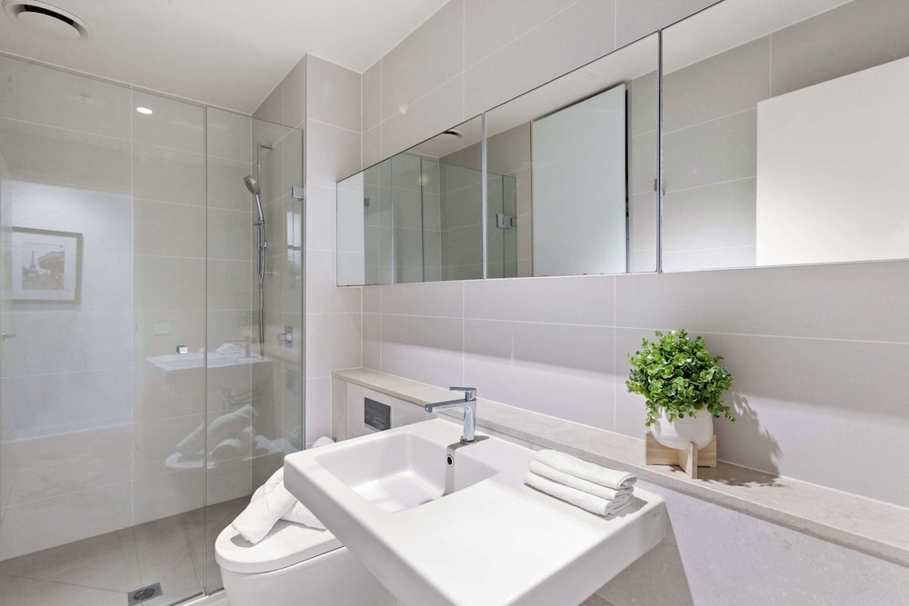 A Cozy & Comfy 2BR Apt Near Victoria Market