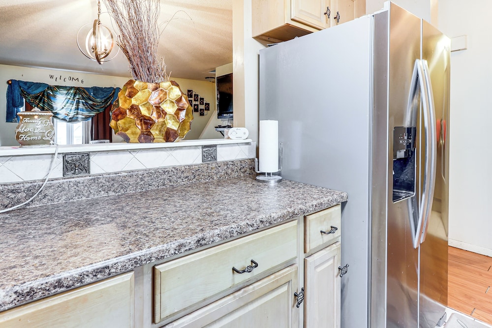 3 Mi to Dtwn New Haven: Colorful Condo w/ Yard!