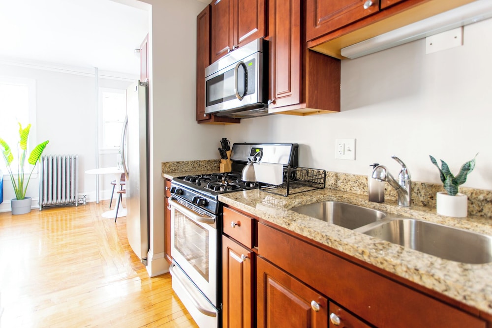 Nice 1BR Spot - Eastwood rep