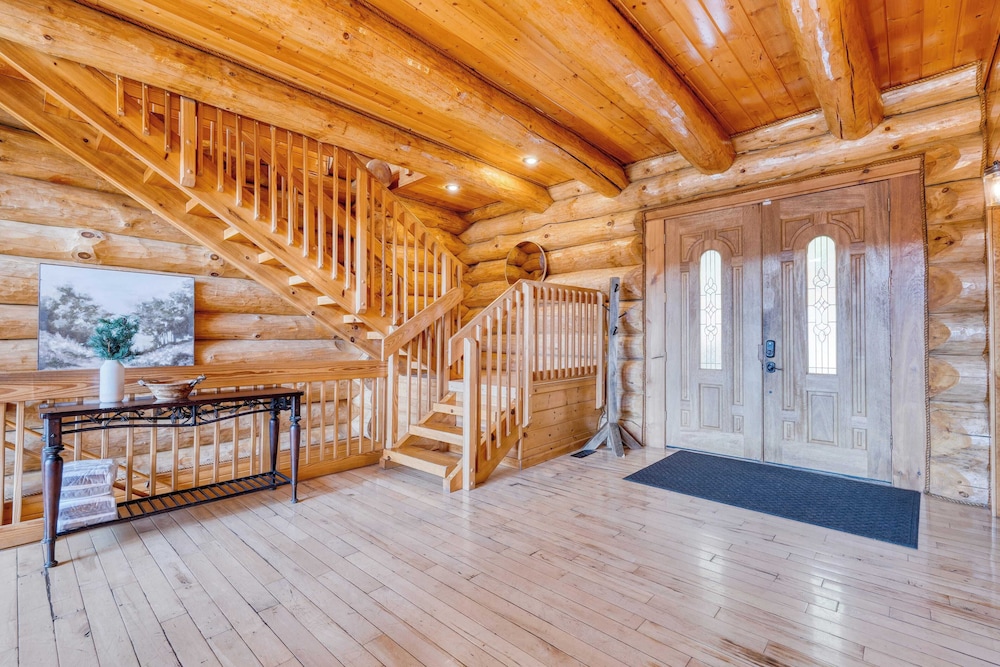 Pinnacle Chalet by Avantstay Luxury Cabin w/ Panoramic Views, Fireplace & Game Room