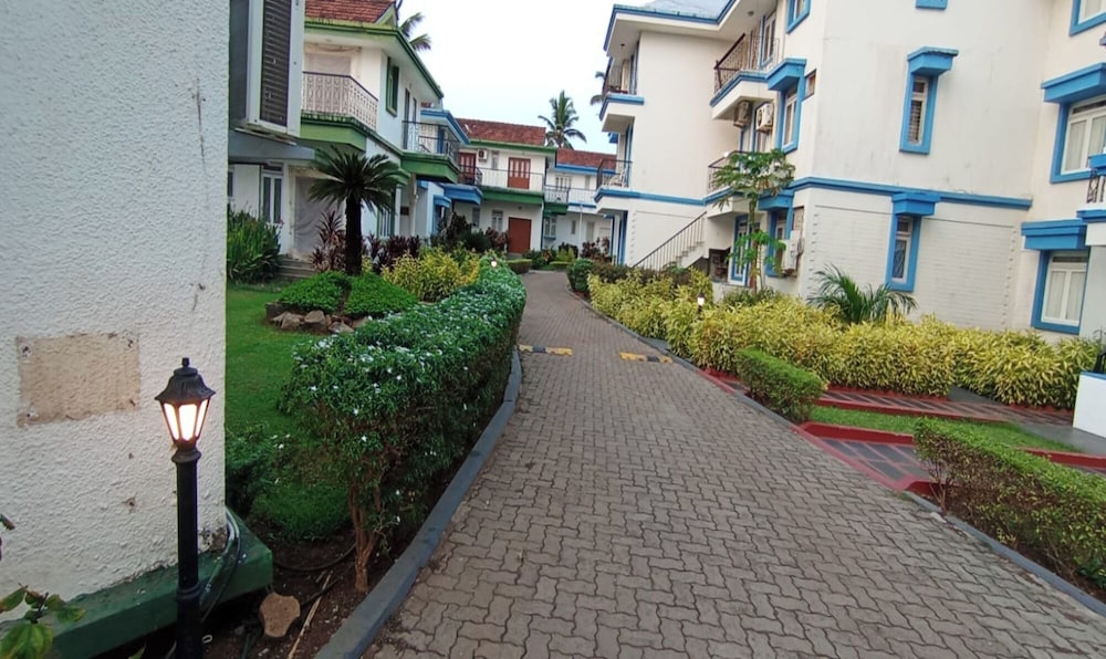 Fabhotel Park Grand Royal Palms