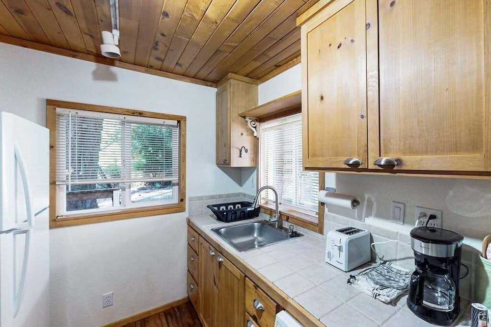 Rouge Cobb Mountain Hotel - Cabin 4
