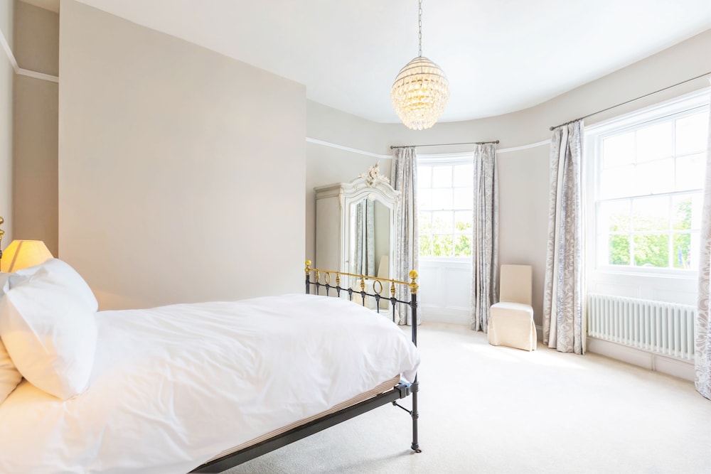 Luxury Apartments - Queen Circus view 2