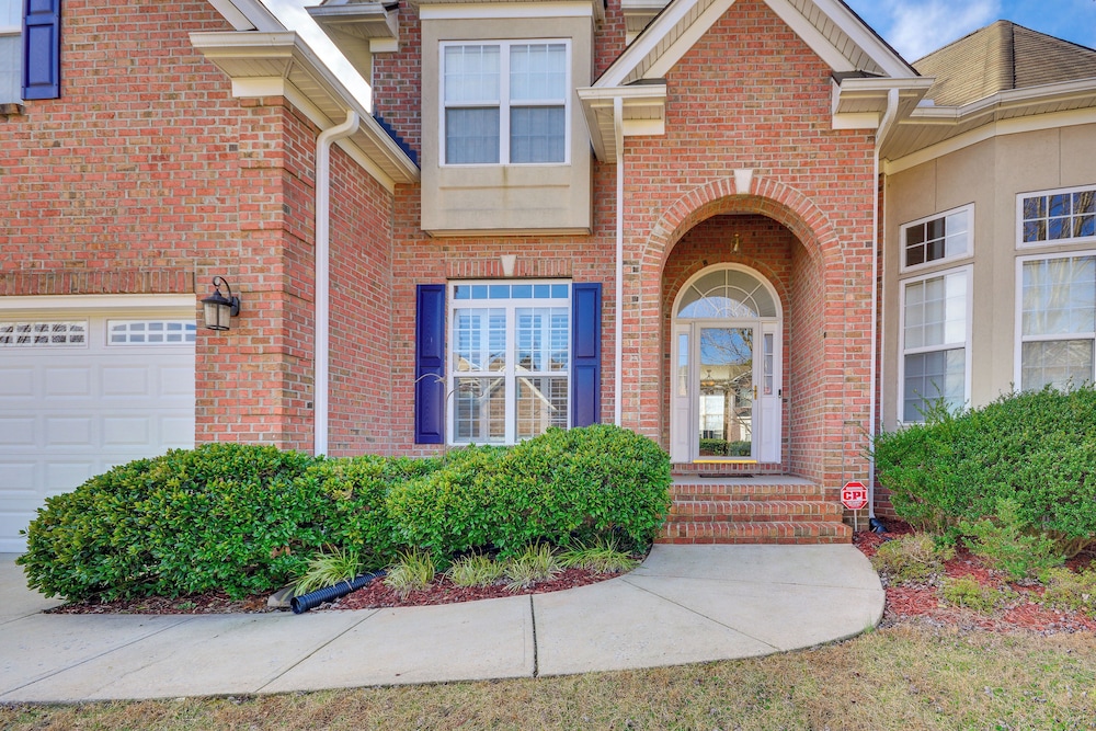 10 Mi to Dtwn Greensboro: Family Gem w/ Yard